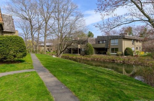 51 Ledgebrook Dr, Norwalk CT 06854-1063 exterior