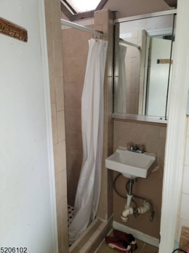 106 Rollinson St, Town Center NJ 07052-4601 exterior