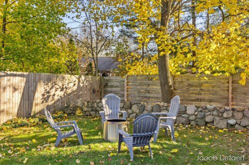 524 3 Mile Rd, Grand Rapids MI 49505-3345 exterior