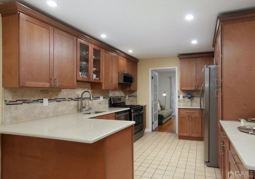 156 Maplewood Ct, Edison NJ 08820-1055 exterior