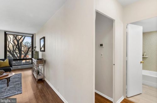 210 Locust St, Philadelphia, PA 19106-3945