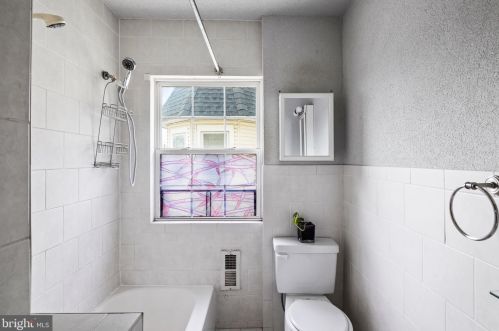 31 Clinton Ave, Camden NJ 08109-2006 exterior