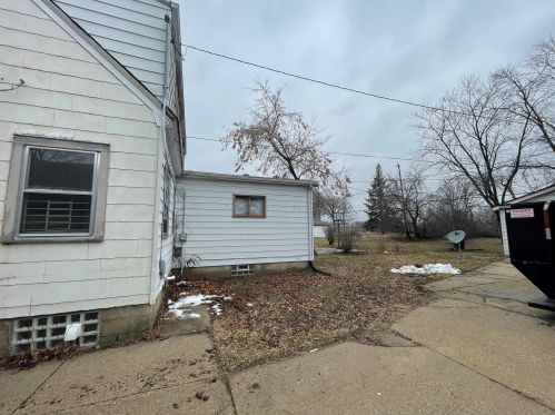 2926 Bobolink Ave, Milwaukee WI  53209-4248 exterior