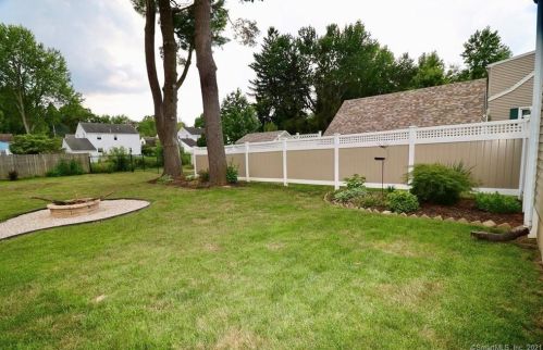 153 Bloomfield Ave, Windsor CT  06095-2819 exterior