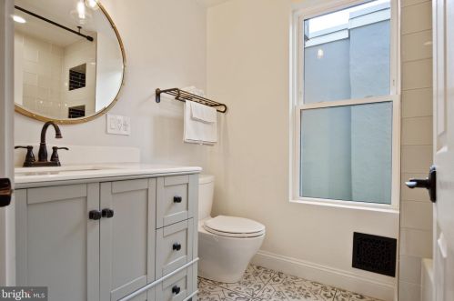 250 Krams Ave, Philadelphia PA 19128-4734 exterior