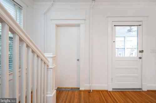 16 Masonic View Ave, Alexandria VA  22301-2204 exterior