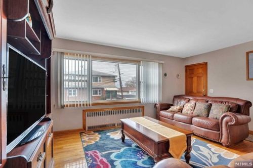 190 Maple St, Fairview NJ 07022-1512 exterior