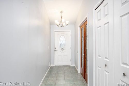 2262 Flanders Dr, Rochester, MI 48307-3712