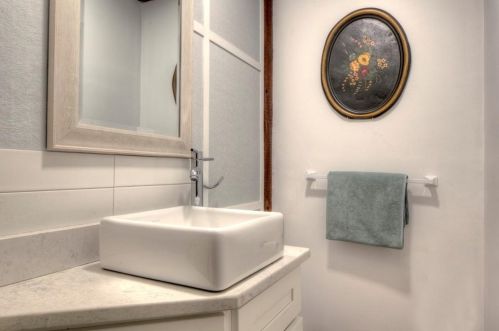 162 Rhode Is Ave, Middletown RI 02840-2761 exterior