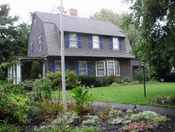 25 Pilgrim Rd, Newton, MA 02468-2124
