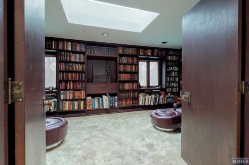 25 Sparrowbush Rd, Upper Saddle River NJ 07458-1420 exterior