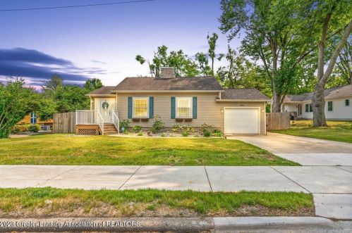 1031 Maple St, Kalamazoo, MI 49008-1843