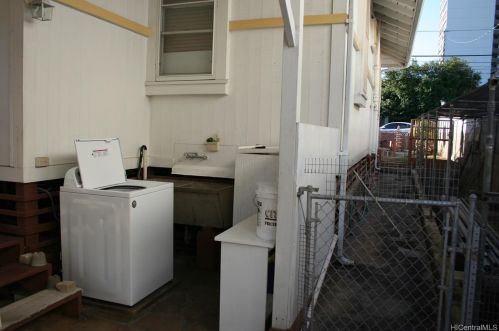 1517 Artesian Way, Honolulu HI 96822-6318 exterior