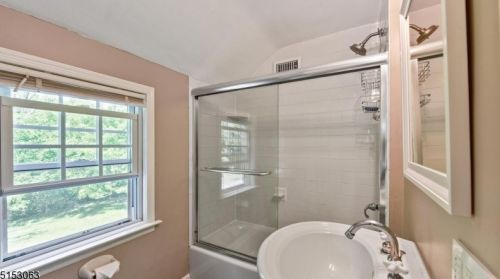 128 Mohawk Dr, Cranford NJ 07016-3364 exterior