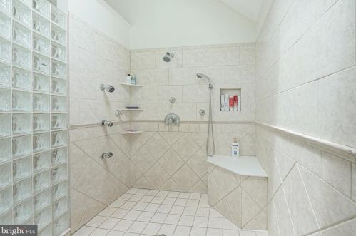 42 Hamilton Lk Dr, Trenton NJ 08619-3437 exterior