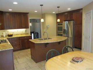 54 Galloway Ln, Valhalla, NY 10595-1310