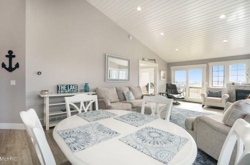 3713 Marina View Pt, Meskegon MI 49441-6406 exterior