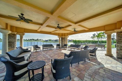 10100 Oak Tree Cir, Fort Pierce FL 34987-2454 exterior