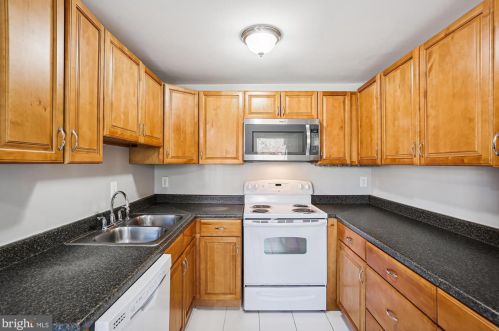 17513 Kohlhoss Rd, Poolesville, MD 20837-2106