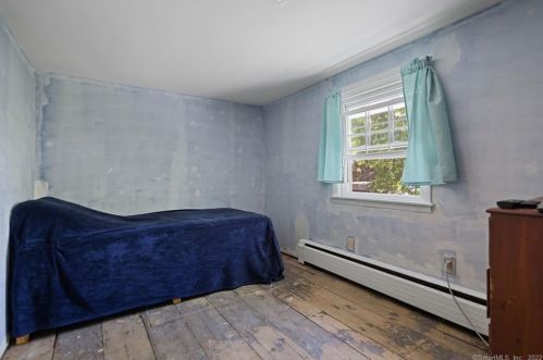 158 Center St, Windsor Locks CT 06096-2409 exterior