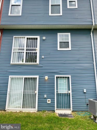 5050 Kimi Gray Ct, Washington, DC 20019-5915