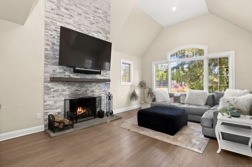 42 Kings Hwy, Westport CT  06880-4710 exterior