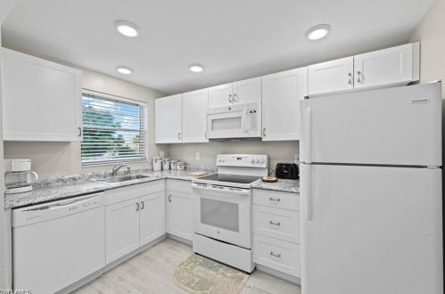 499 Forest Lakes Blvd, Naples FL 34105-5559 exterior