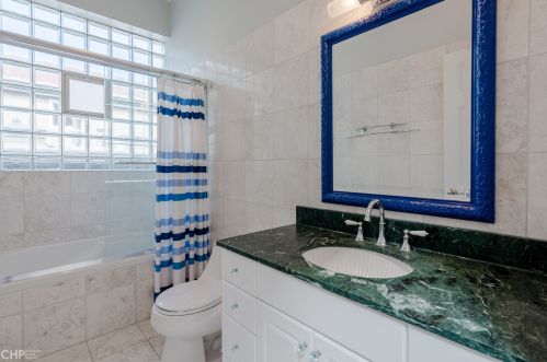 1512 Oakdale Ave, Chicago IL 60657-4011 exterior