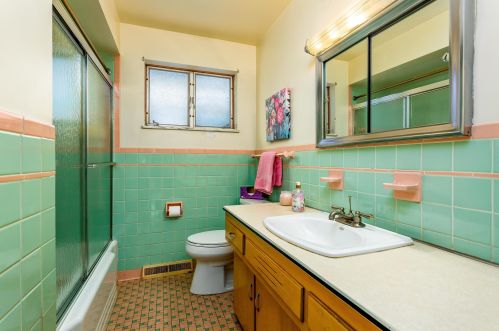 2186 Chesterland Ave, Cleveland OH 44107-6145 exterior