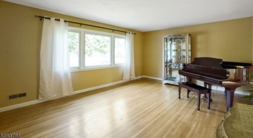 84 Garden Oval, Springfield, NJ 07081-1824