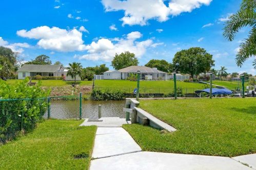 272 Surfside Ave, Fort Pierce FL  34983-1286 exterior