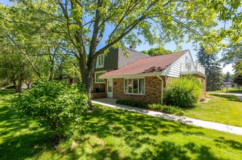 5147 Camelot Ln, Milwaukee WI 53221-3121 exterior