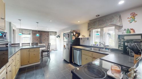 171 Village St, Concord NH 03303-4520 exterior