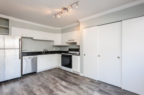 561 Stratford Pl, Chicago, IL 60657-2652