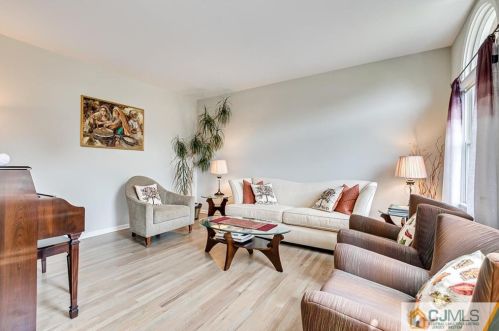 16 Sonia Ct, Edison NJ 08820-4443 exterior