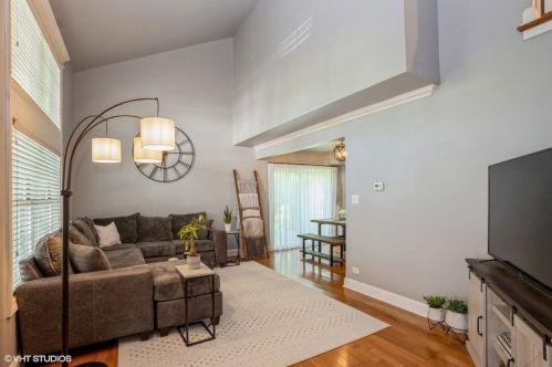 236 Butternut Ln, Streamwood, IL 60107-2203