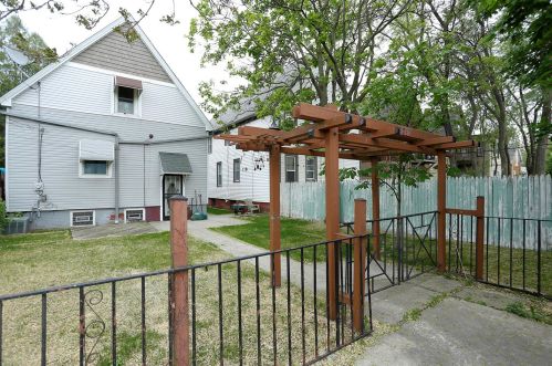 3237 Booth St, Milwaukee WI 53212-2135 exterior