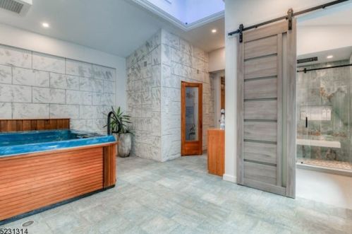 23 Oak Rdg, Springfield NJ 07081-3719 exterior