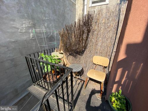 742 Carpenter St, Philadelphia PA 19146-2511 exterior