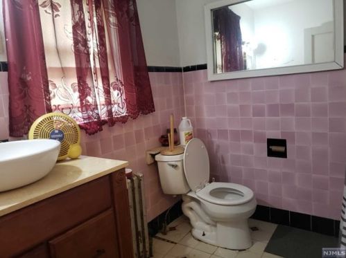 1290 Beaumont Ave, Teaneck NJ 07666-4901 exterior