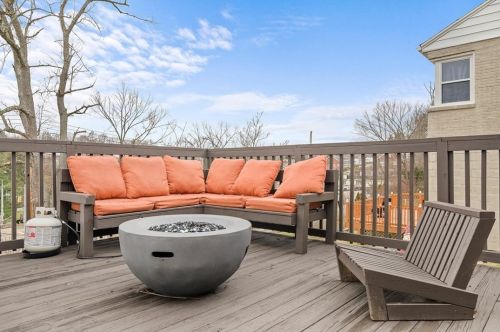 109 Rhodes Ave, Pittsburgh PA  15220-2615 exterior