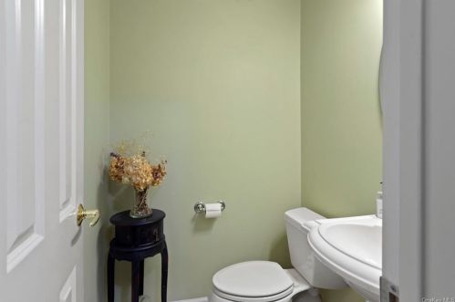 114 Viewpoint Ter, Peekskill NY 10566-6209 exterior