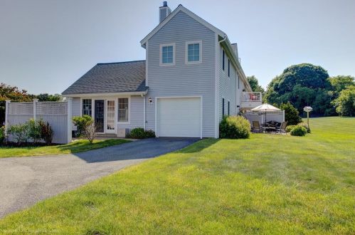 414 Corey Ln, Middletown RI 02842-5659 exterior