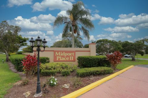 1537 Royal Green Cir, Fort Pierce FL  34952-7625 exterior