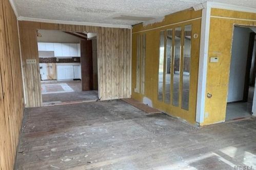 39 Ash St, Central Islip NY 11722-3828 exterior