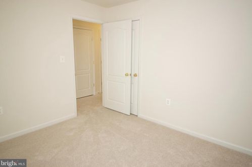 5082 Donovan Dr, Alexandria VA 22304-7755 exterior