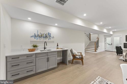 1327 Mayflower Dr, Mc Lean VA 22101-3405 exterior