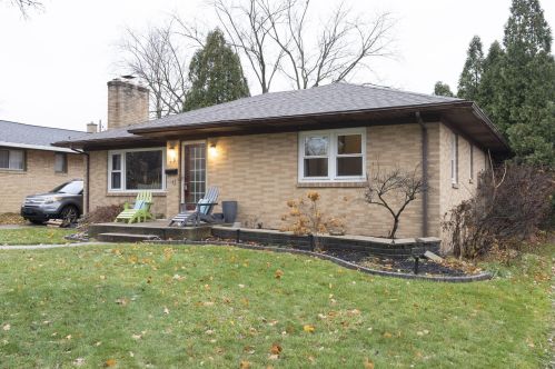 15 Westmont Dr, Grand Rapids, MI 49504-6031