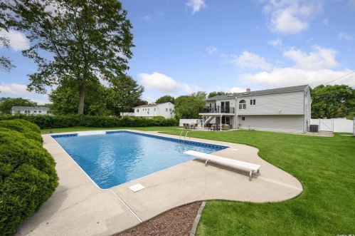 6 Bethal Ln, Commack NY 11725-1003 exterior