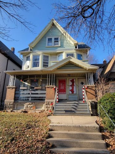 733 32nd St, Milwaukee, WI 53215-1103
